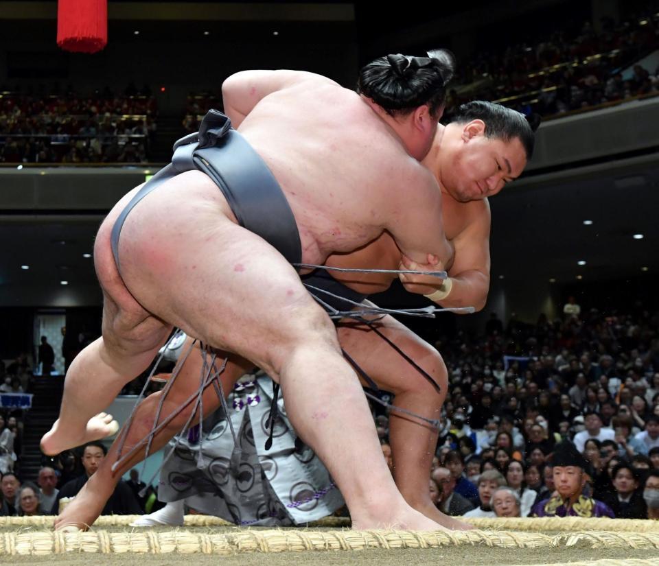 　ともえ戦で金峰山（左）を寄り切りで下した豊昇龍（撮影・佐藤厚）