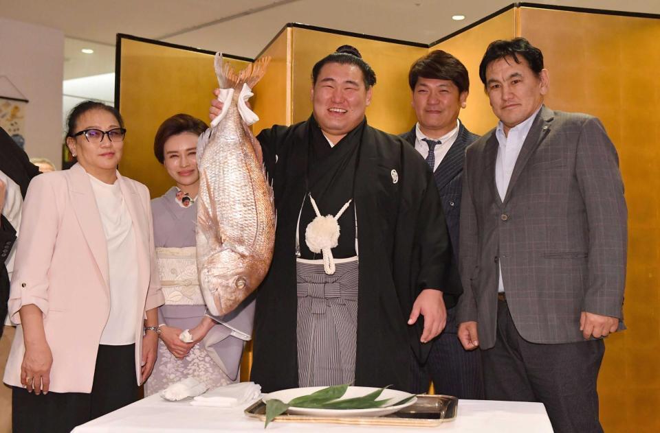 　笑みを浮かべる豊昇龍（中央）。左端は母・ナルマンダフさん、（右から）父・スガラグチャーさん、立浪親方