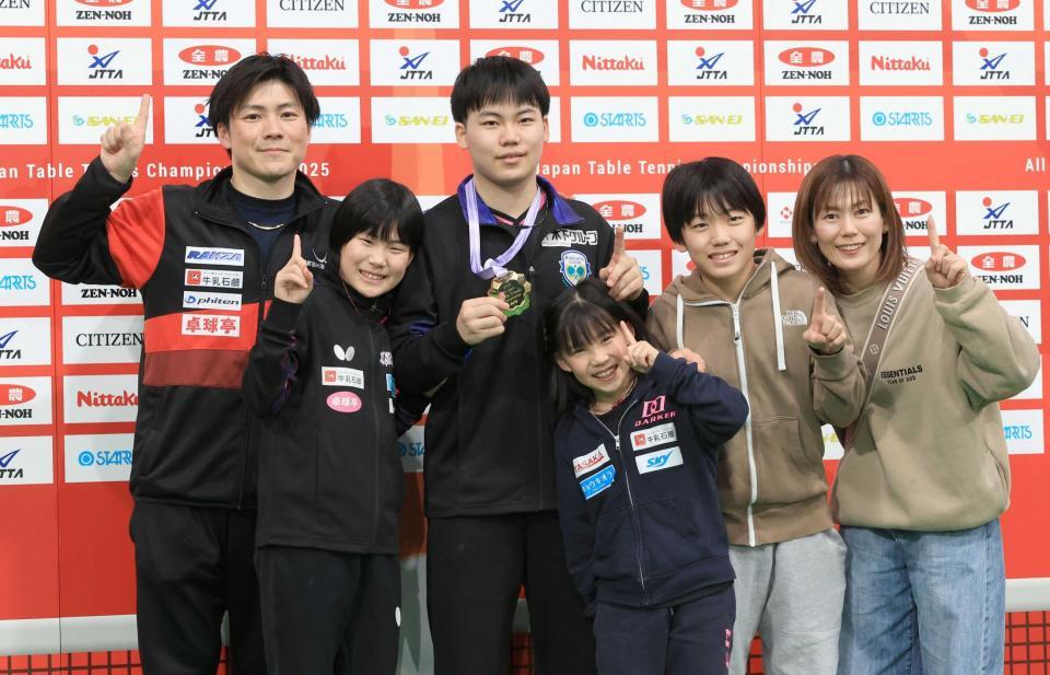 　家族で喜ぶ松島家。（左から）父・松島卓司さん、長女・美空さん、優勝した長男・輝空、次女・愛空さん、次男・翔空さん、母・由美さん