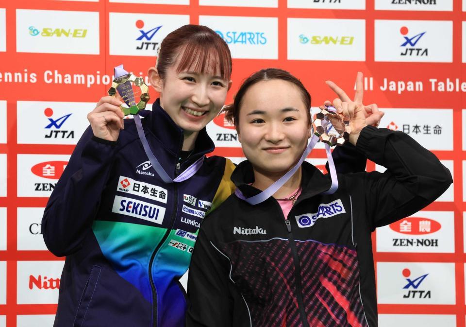 　記念撮影する早田ひな（左）と伊藤美誠