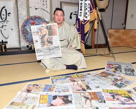 　本紙を手に笑顔を見せる豊昇龍（撮影・開出牧）