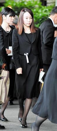 　弔問に訪れた千葉真子さん＝２０１６年１月