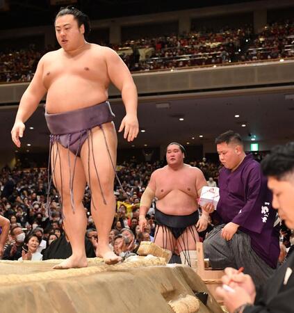 　送り出しで翔猿（手前）に敗れ土俵下でぼう然とする照ノ富士＝１５日