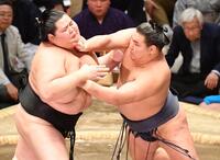 　琴桜（左）をのど輪で攻める豊昇龍（２６日）