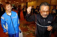 　大阪国際女子マラソンの記者会見に出席した千葉真子（左）と小出義雄監督＝２００３年１月