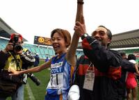 　大阪国際女子マラソンで２位の千葉真子（左）と小出義雄監督＝２００３年１月