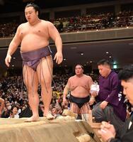 　送り出しで翔猿（手前）に敗れ土俵下でぼう然とする照ノ富士＝１５日