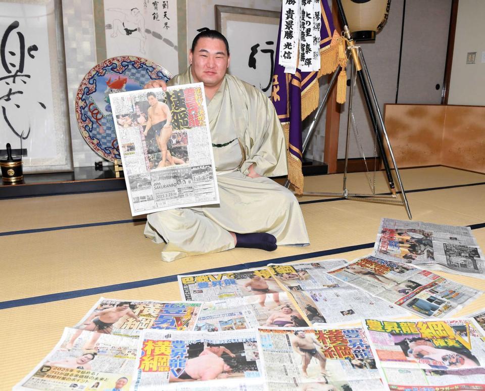 　本紙を手に笑顔を見せる豊昇龍（撮影・開出牧）