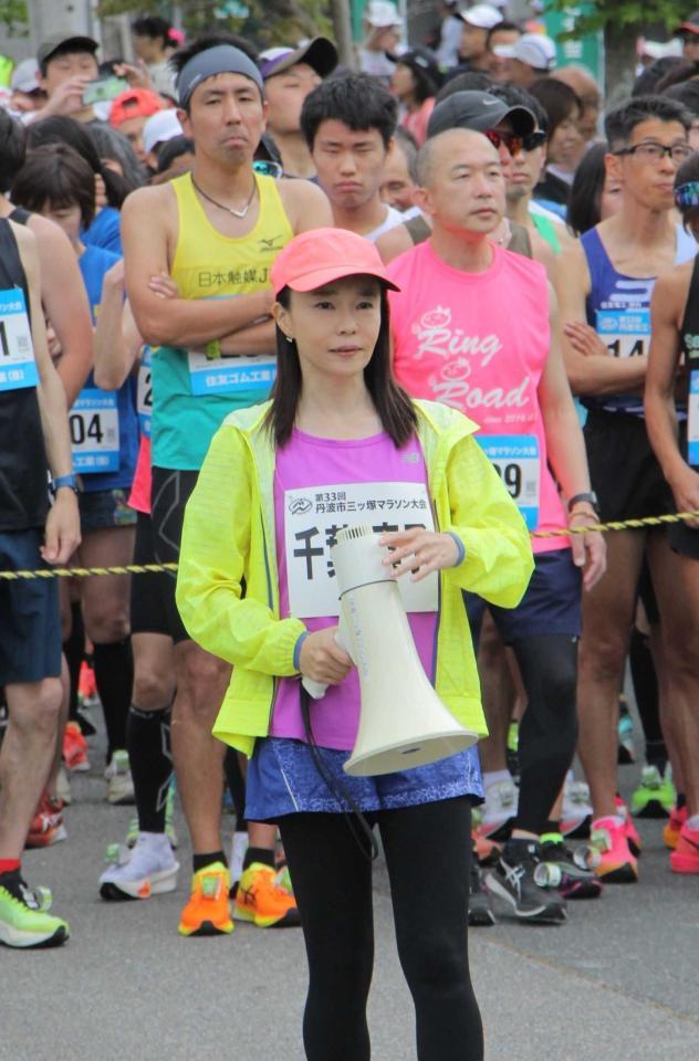 　ランナーたちに声援と助言を贈るため、スタート地点付近に立つ千葉真子さん＝２０２４年５月