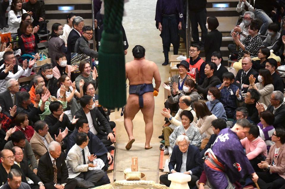 優勝を決め観客の拍手を背に花道を引き揚げる豊昇龍＝２６日