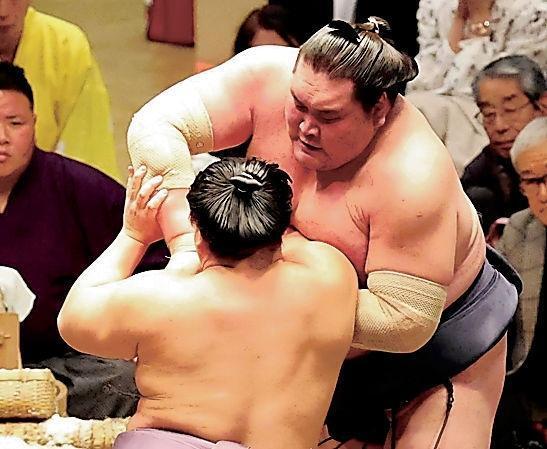 　翔猿（左）に攻め込まれる照ノ富士＝１５日