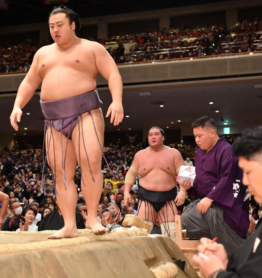 　送り出しで翔猿（手前）に敗れ土俵下でぼう然とする照ノ富士＝１５日