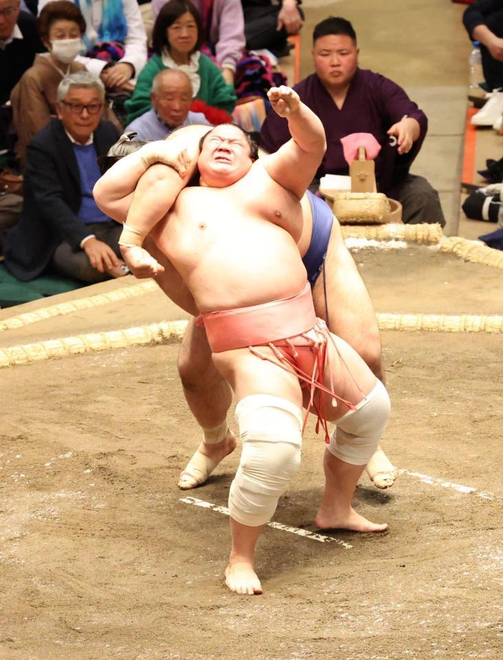 　高安（奥）を伝え反りで破る宇良＝１５日