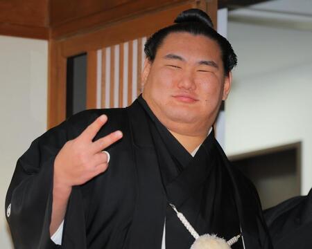 　伝達式前に笑顔を見せる豊昇龍（撮影・吉澤敬太）