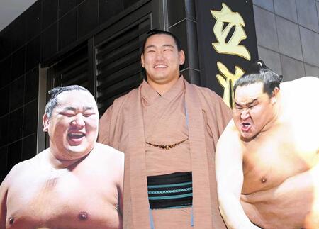 　報道陣が用意したおじの元横綱・朝青龍のパネルを手に笑顔を見せる豊昇龍＝２０１９年９月