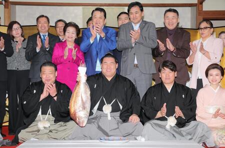 　伝達式を終え、笑顔で鯛を持つ豊昇龍（中央）＝撮影・吉澤敬太