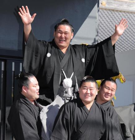 　伝達式を終え笑顔を見せる豊昇龍（上）＝撮影・吉澤敬太