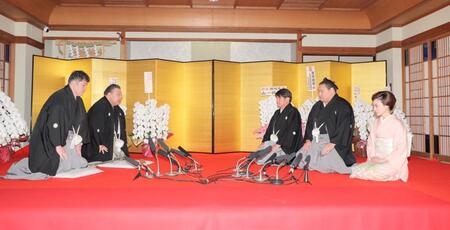 　伝達式で使者から横綱昇進を伝えられる豊昇龍（右から２人目）と立浪親方（同３人目）（撮影・吉澤敬太）