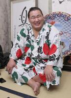 　横綱伝達式を翌日にひかえ、報道陣に笑顔で話す豊昇龍