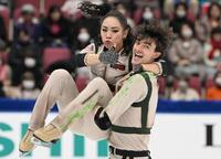 　小松原美里（左）と小松原尊＝２０２３年１２月