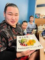 （左から）豊昇龍、久保田輝哉さん、久保田るりさん（久保田るりさん提供）