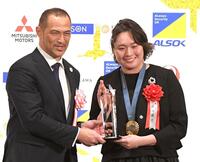 　室伏広治スポーツ庁長官（左）から表彰される北口榛花（撮影・佐藤厚）