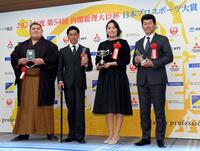 　笑顔を見せる（左から）大の里、小田凱人、北口榛花、三浦大輔監督（撮影・佐藤厚）