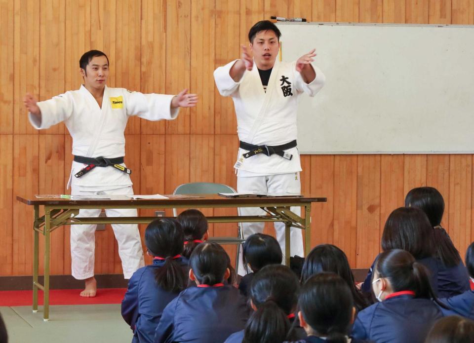 　大阪市内の中学校で開かれた非行防止教室に出席した柔道の高藤直寿（左）