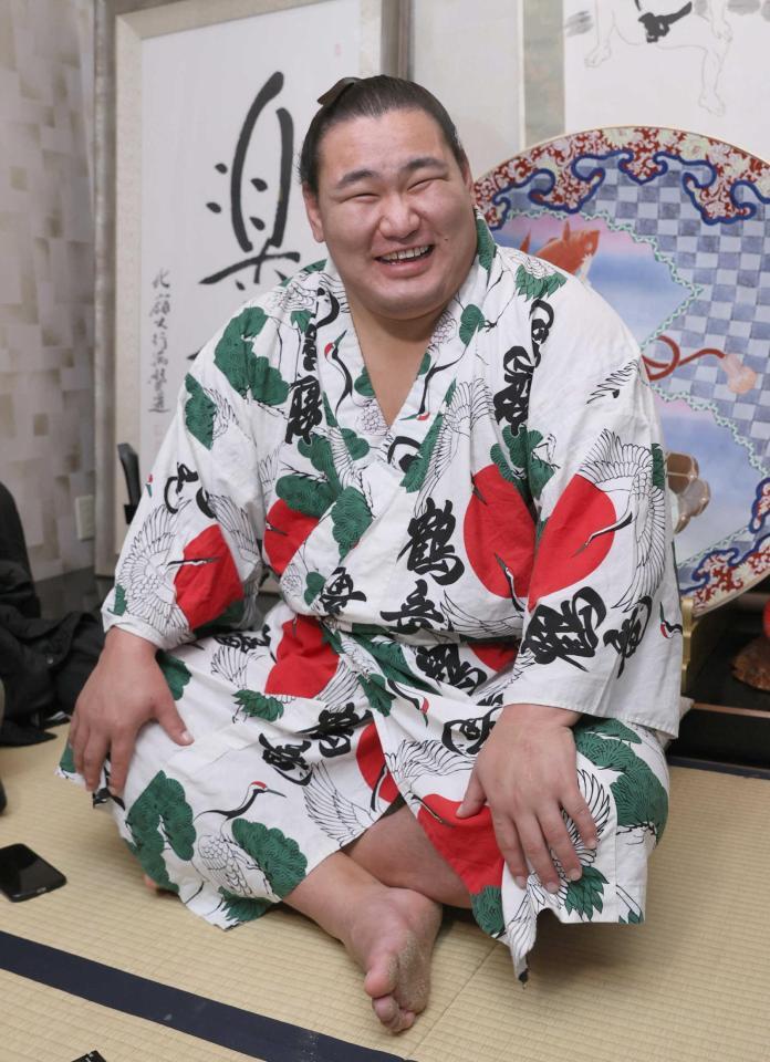 　横綱伝達式を翌日にひかえ、報道陣に笑顔で話す豊昇龍