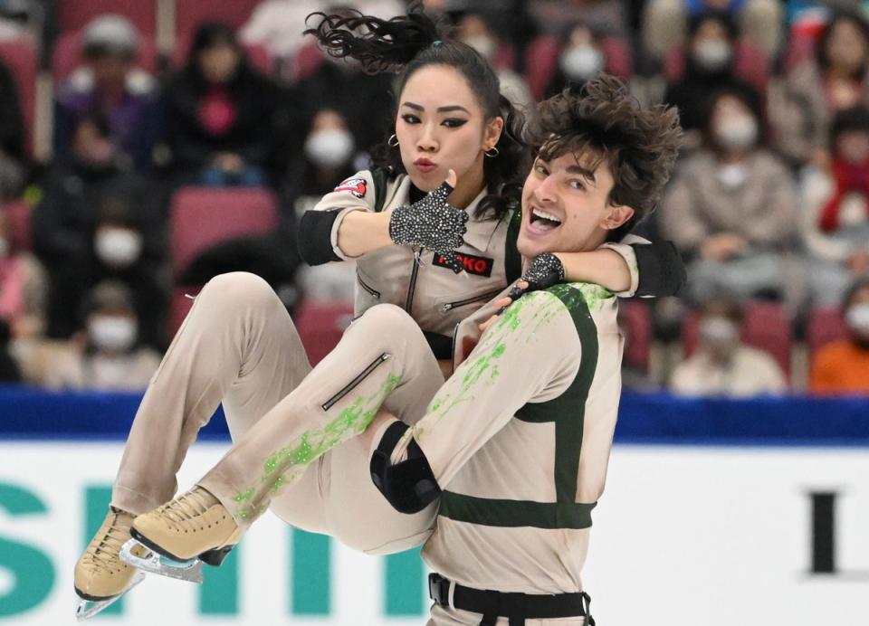 　小松原美里（左）と小松原尊＝２０２３年１２月