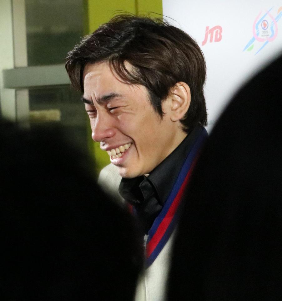 　演技終了後の取材中に涙を流す織田信成