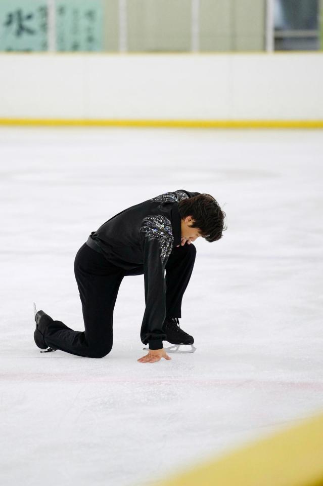 　成年男子フリーの演技後、リンクに手をつく大阪・織田信成。現役最後の試合を終えた