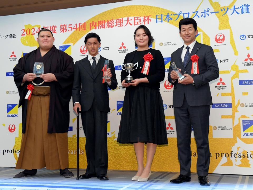 　笑顔を見せる（左から）大の里、小田凱人、北口榛花、三浦大輔監督（撮影・佐藤厚）