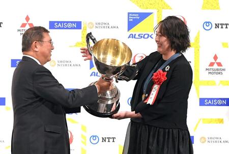 　石破茂首相（左）から内閣総理大臣杯日本スポーツ大賞を授与される北口榛花（撮影・佐藤厚）