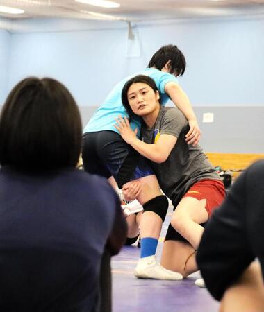 　実演しながら指導する伊調コーチ