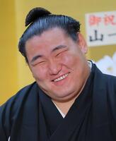 　伝達式を終え笑顔で会見する