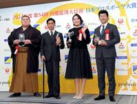 　笑顔を見せる（左から）大の里、小田凱人、北口榛花、ＤｅＮＡ・三浦大輔監督＝東京・ホテルニューオータニ（撮影・佐藤厚）