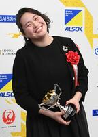 　笑顔で記者の質問に答える北口榛花（撮影・佐藤厚）