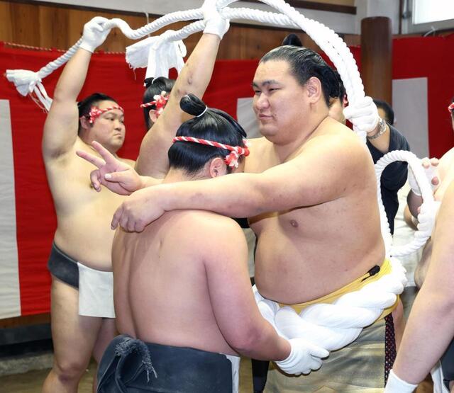 横綱豊昇龍の綱は全長4m、重さ8kg！「綱打ち」に出羽海一門の力士