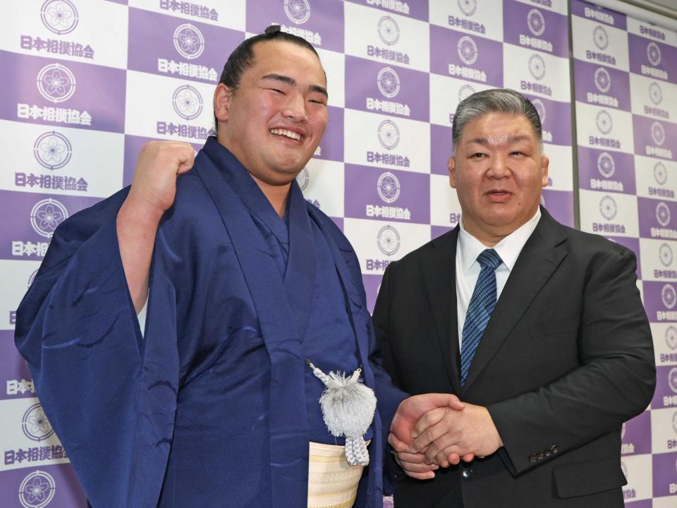 　新十両に昇進し、ポーズをとる大辻。右は高田川親方