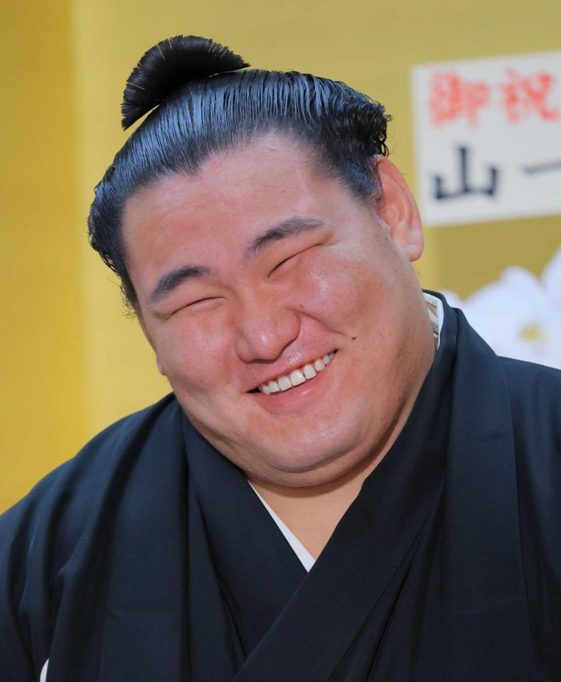 　伝達式を終え笑顔で会見する