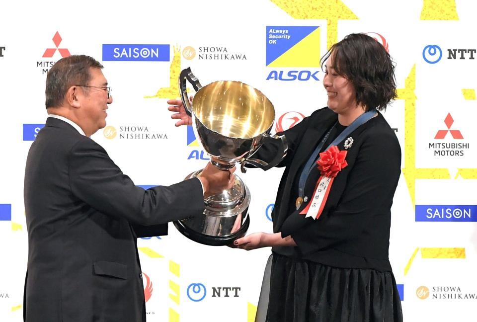 　石破茂首相（左）から内閣総理大臣杯日本スポーツ大賞を授与される北口榛花（撮影・佐藤厚）