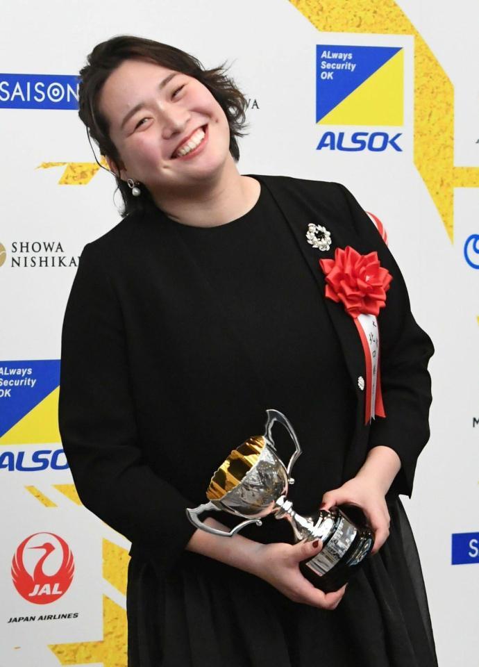 　笑顔で記者の質問に答える北口榛花（撮影・佐藤厚）