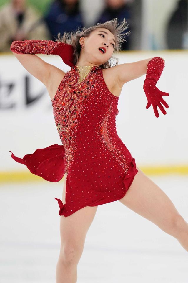 　演技する坂本花織