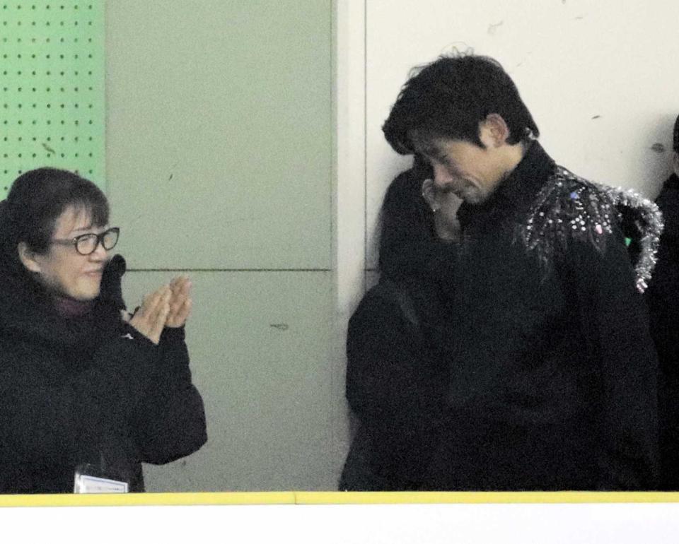 　関係者にねぎらわれ感極まる織田信成