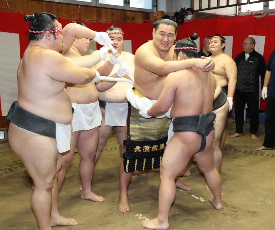 　綱締めで笑顔を浮かべる豊昇龍（中央）＝撮影・西岡正