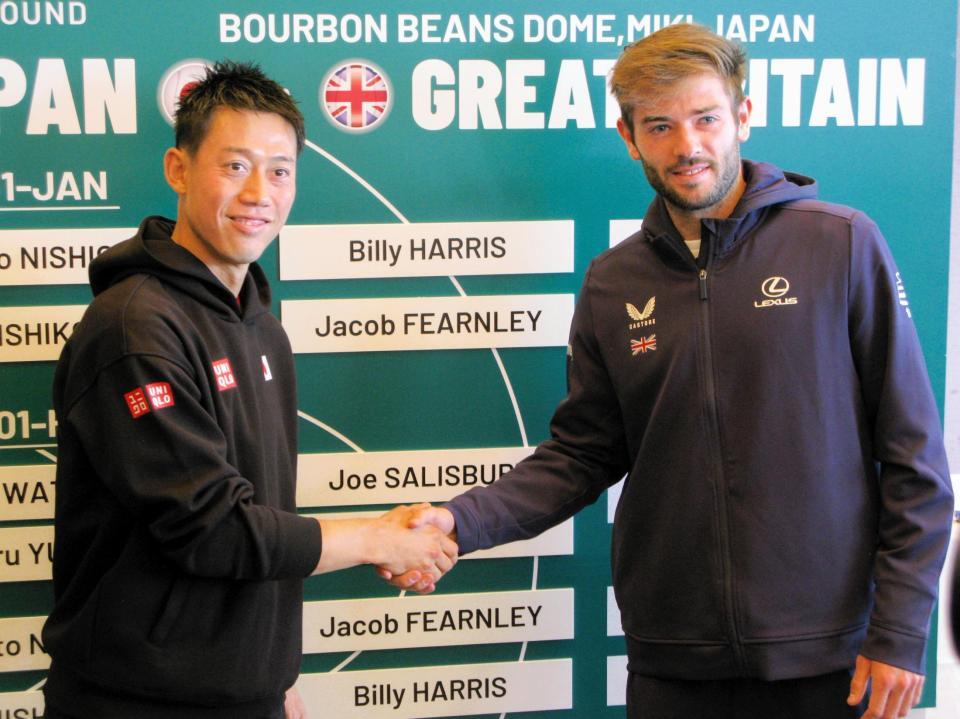 　初日に対戦するファーンリー（右）と握手を交わす錦織