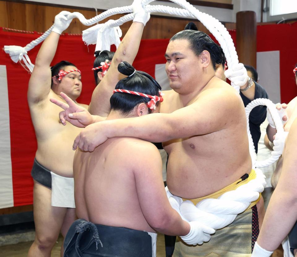 　綱締めの途中にポーズを決める豊昇龍（撮影・西岡正）