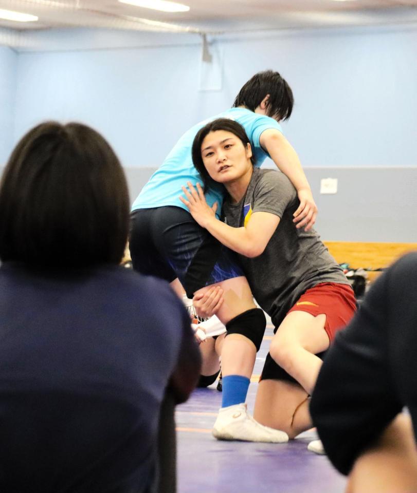 　実演しながら指導する伊調コーチ