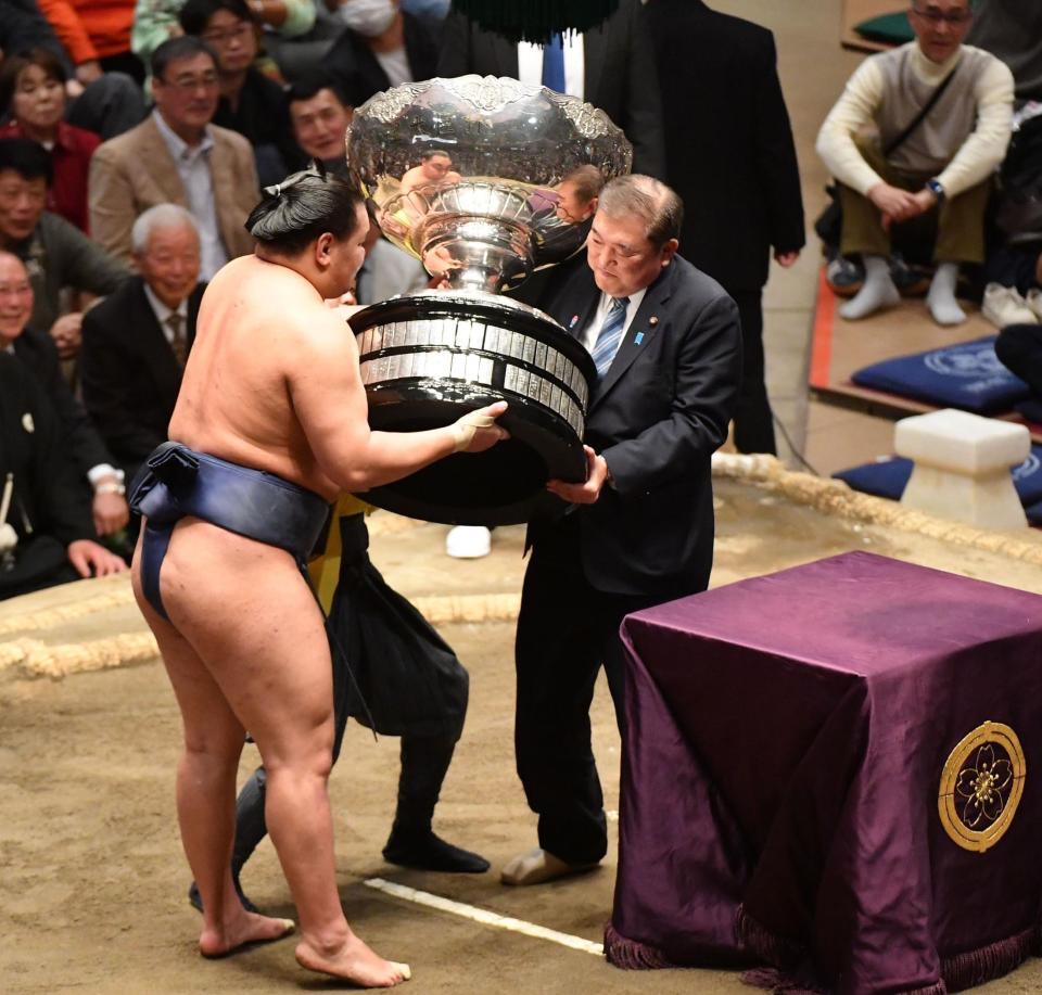 　内閣総理大臣杯を豊昇龍（左）に渡す石破茂首相＝２６日